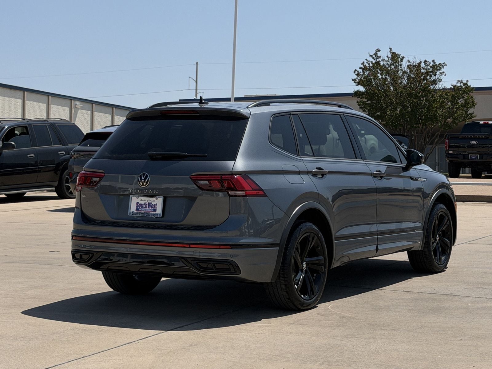 2024 Volkswagen Tiguan 2.0T SE R-Line Black