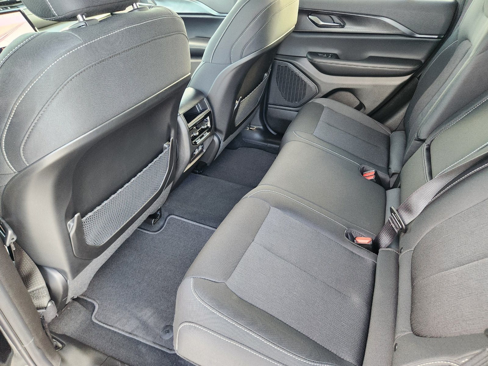 2027 Jeep Grand Cherokee GRAND CHEROKEE LAREDO X 4X2