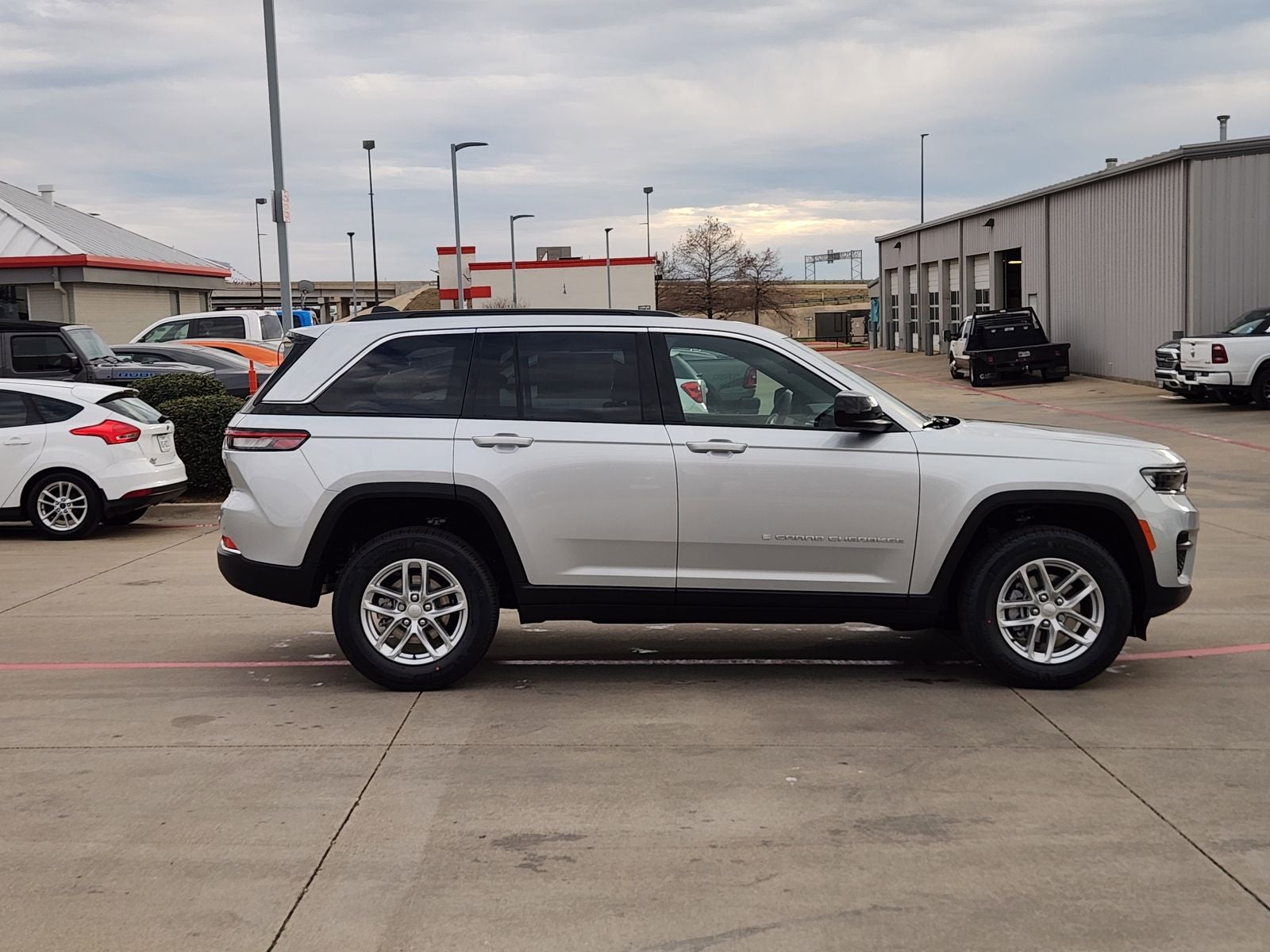 2025 Jeep Grand Cherokee GRAND CHEROKEE LAREDO X 4X2