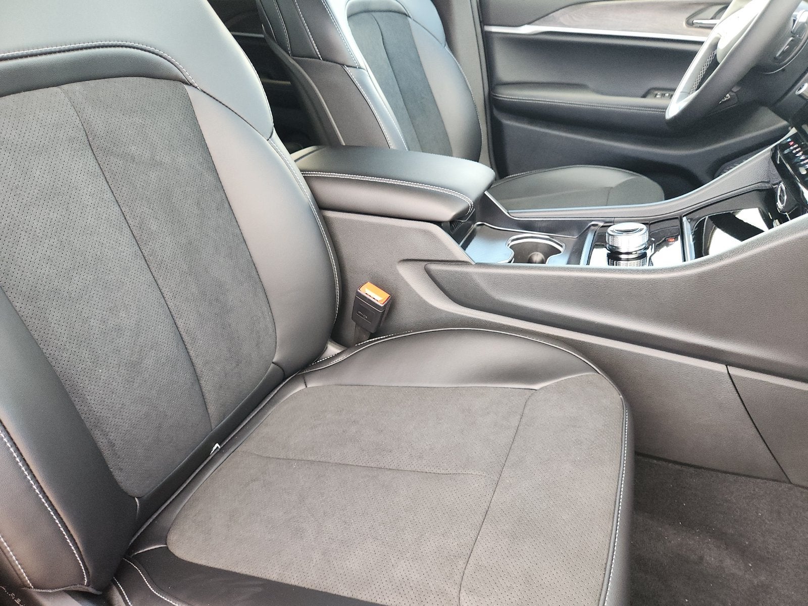 2027 Jeep Grand Cherokee GRAND CHEROKEE LAREDO ALTITUDE 4X2
