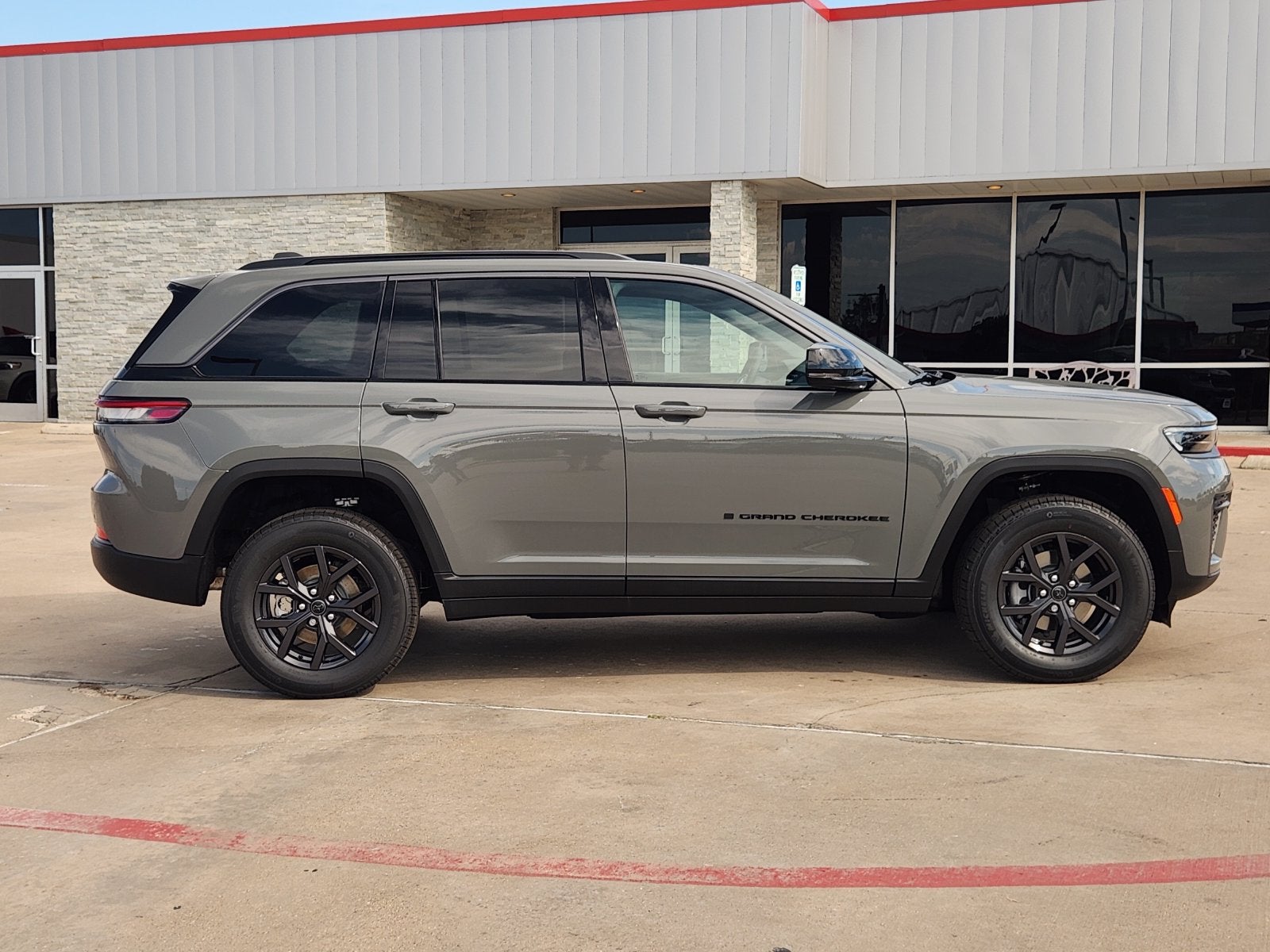 2027 Jeep Grand Cherokee GRAND CHEROKEE LAREDO ALTITUDE 4X2