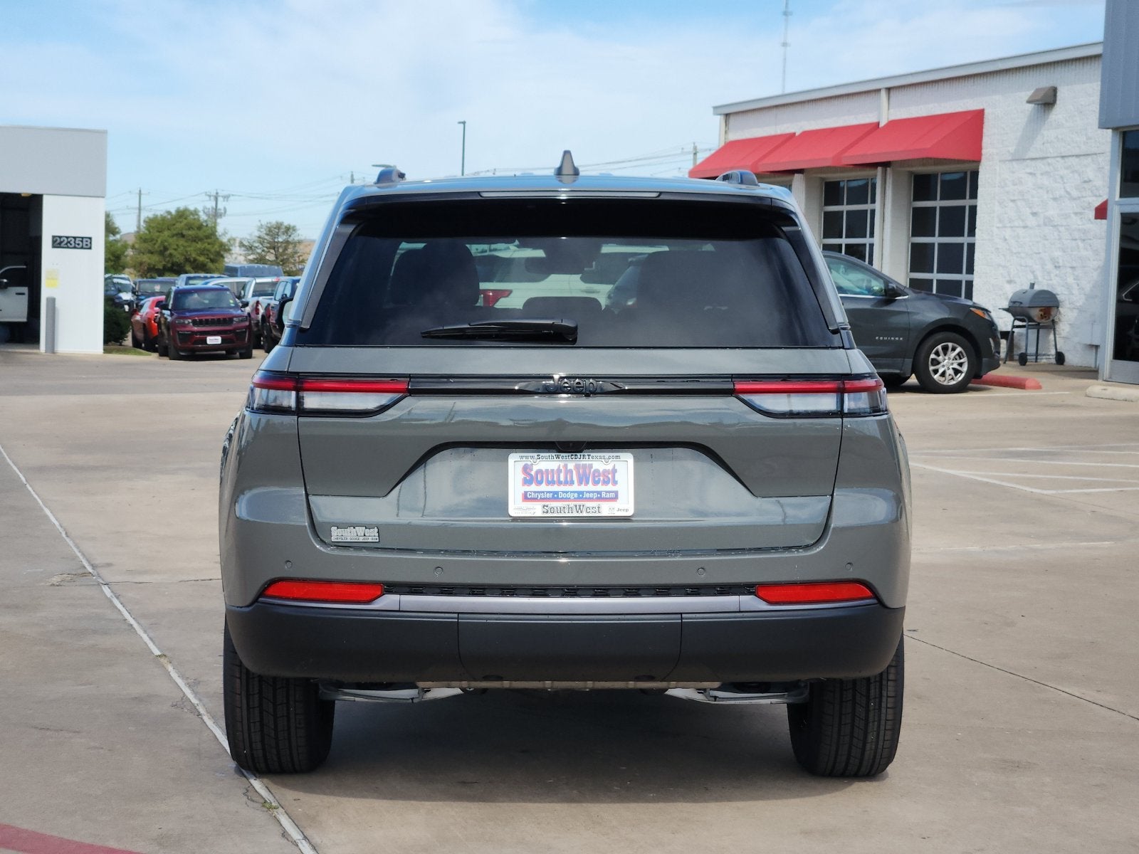 2027 Jeep Grand Cherokee GRAND CHEROKEE LAREDO ALTITUDE 4X2
