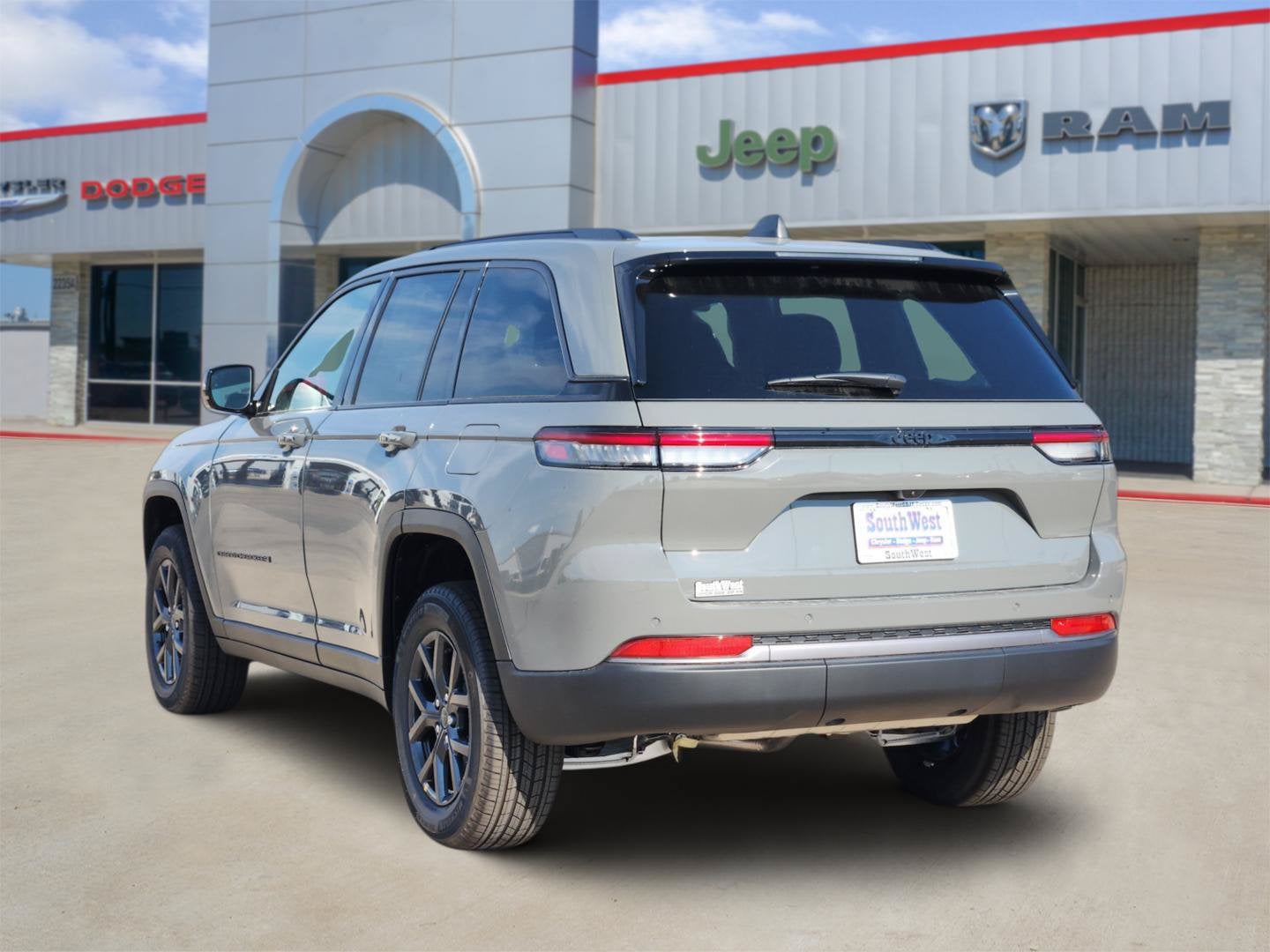 2027 Jeep Grand Cherokee GRAND CHEROKEE LAREDO ALTITUDE 4X2