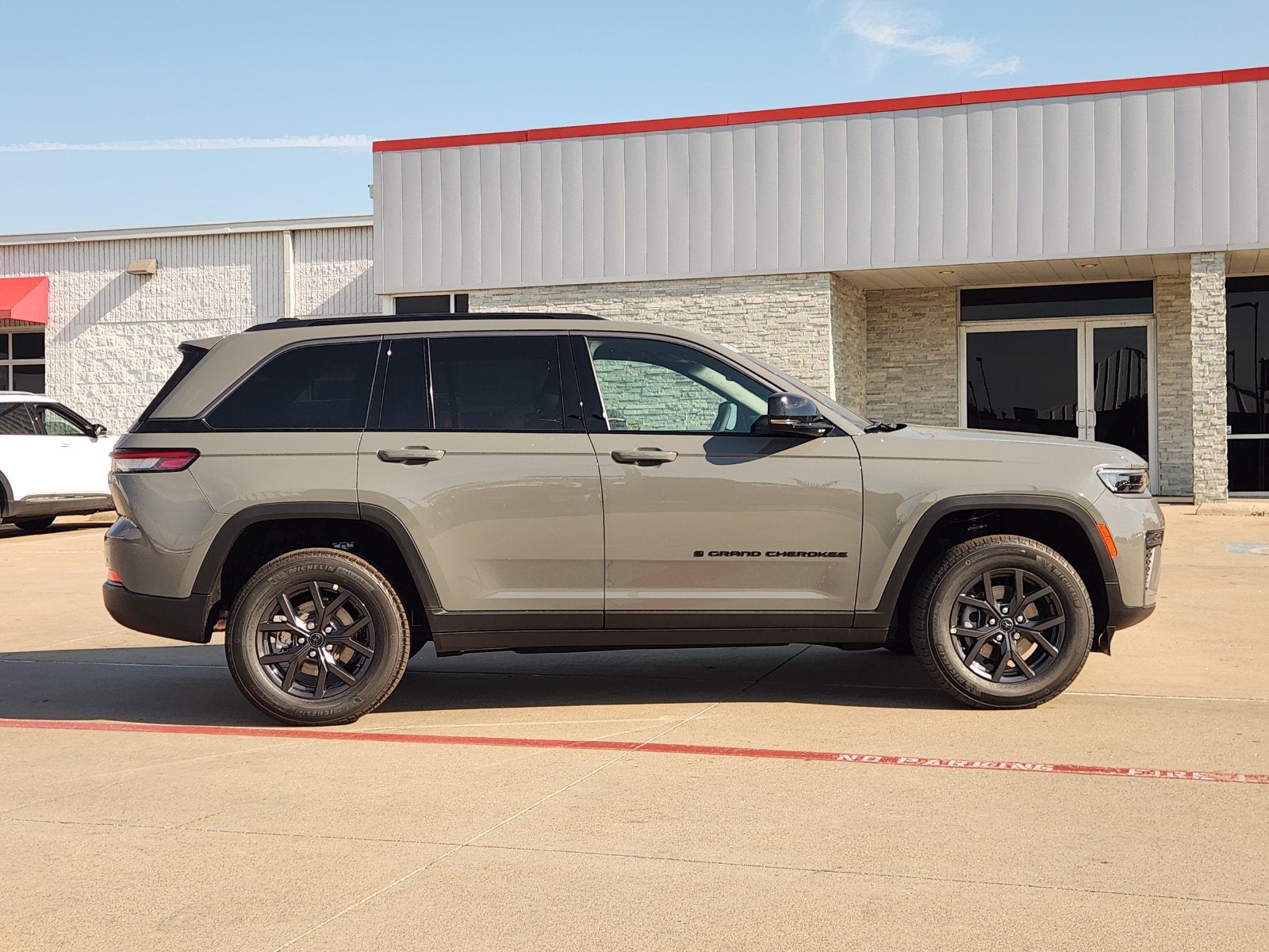 2027 Jeep Grand Cherokee GRAND CHEROKEE LAREDO ALTITUDE 4X2