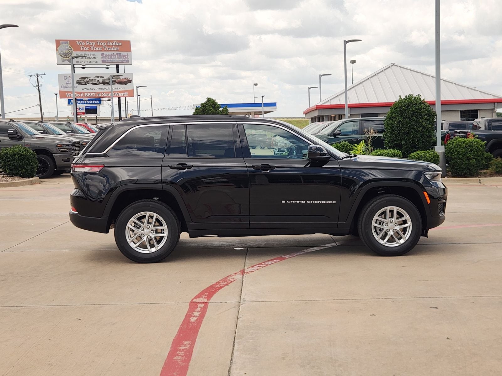 2026 Jeep Grand Cherokee GRAND CHEROKEE LAREDO X 4X4