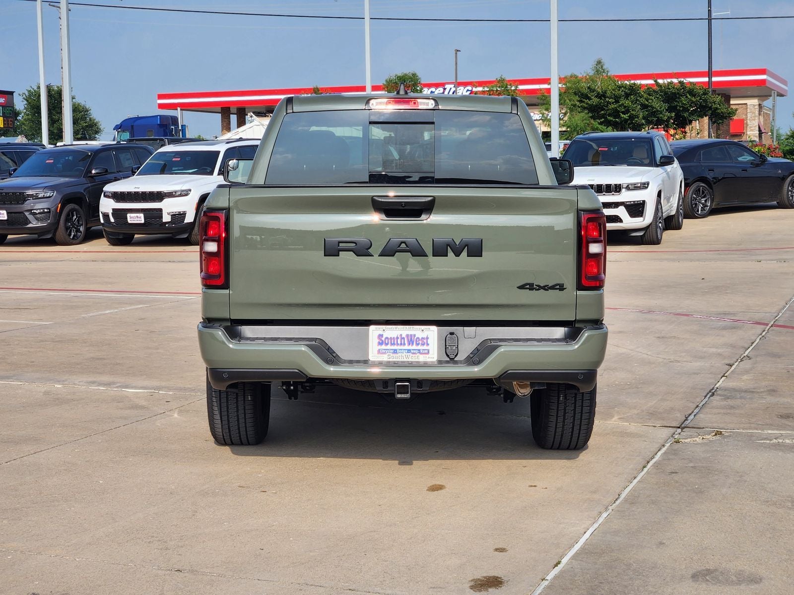 2026 RAM Ram 1500 RAM 1500 EXPRESS CREW CAB 4X4 5'7' BOX