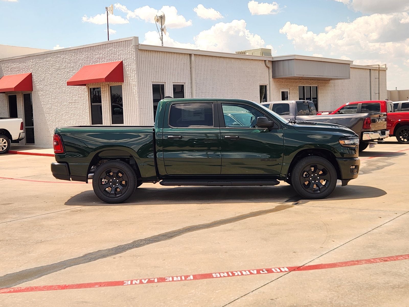 2027 RAM Ram 1500 RAM 1500 EXPRESS CREW CAB 4X4 5'7' BOX
