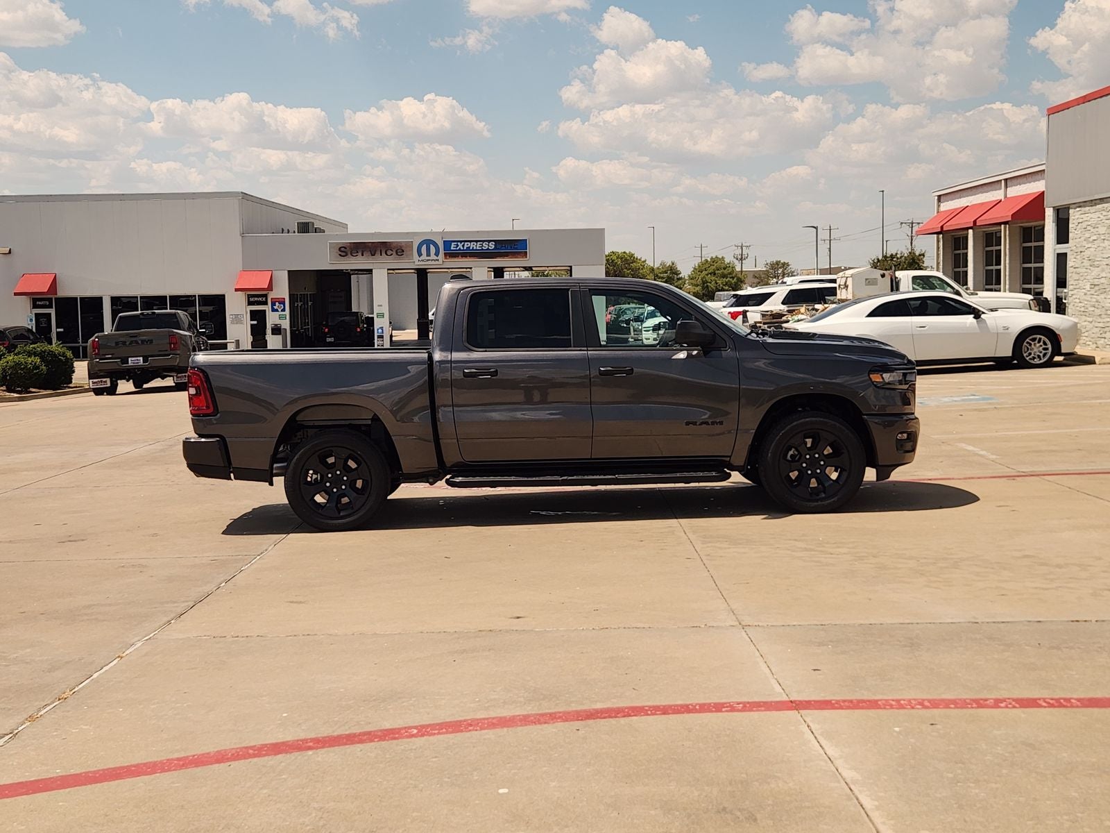 2027 RAM Ram 1500 RAM 1500 EXPRESS CREW CAB 4X4 5'7' BOX