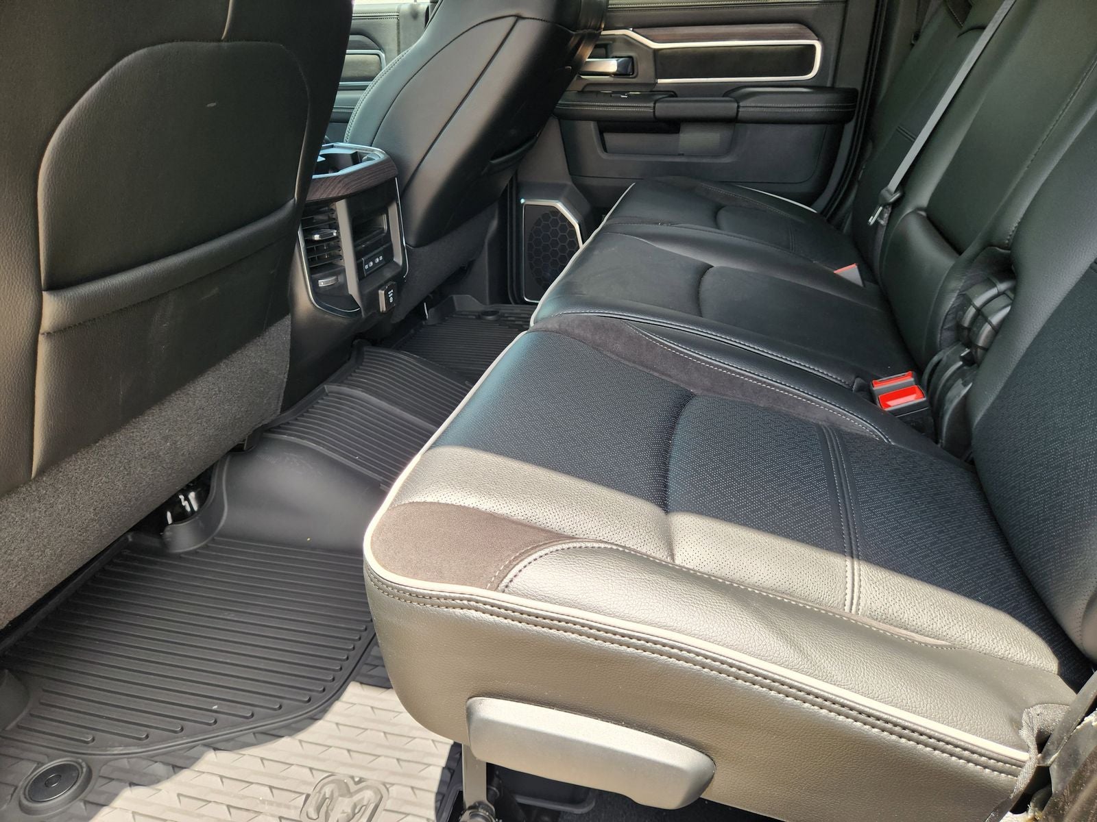 2026 RAM Ram 3500 RAM 3500 LARAMIE MEGA CAB 4X4 6'4' BOX