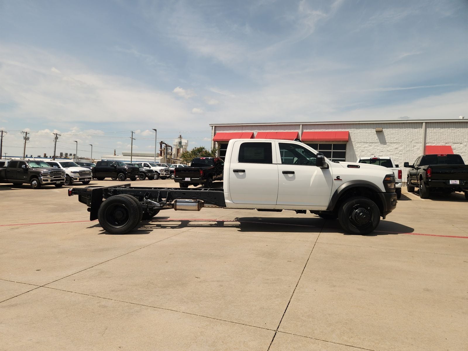 2026 RAM Ram 5500 Chassis Cab RAM 5500 TRADESMAN CHASSIS CREW CAB 4X4 84' CA