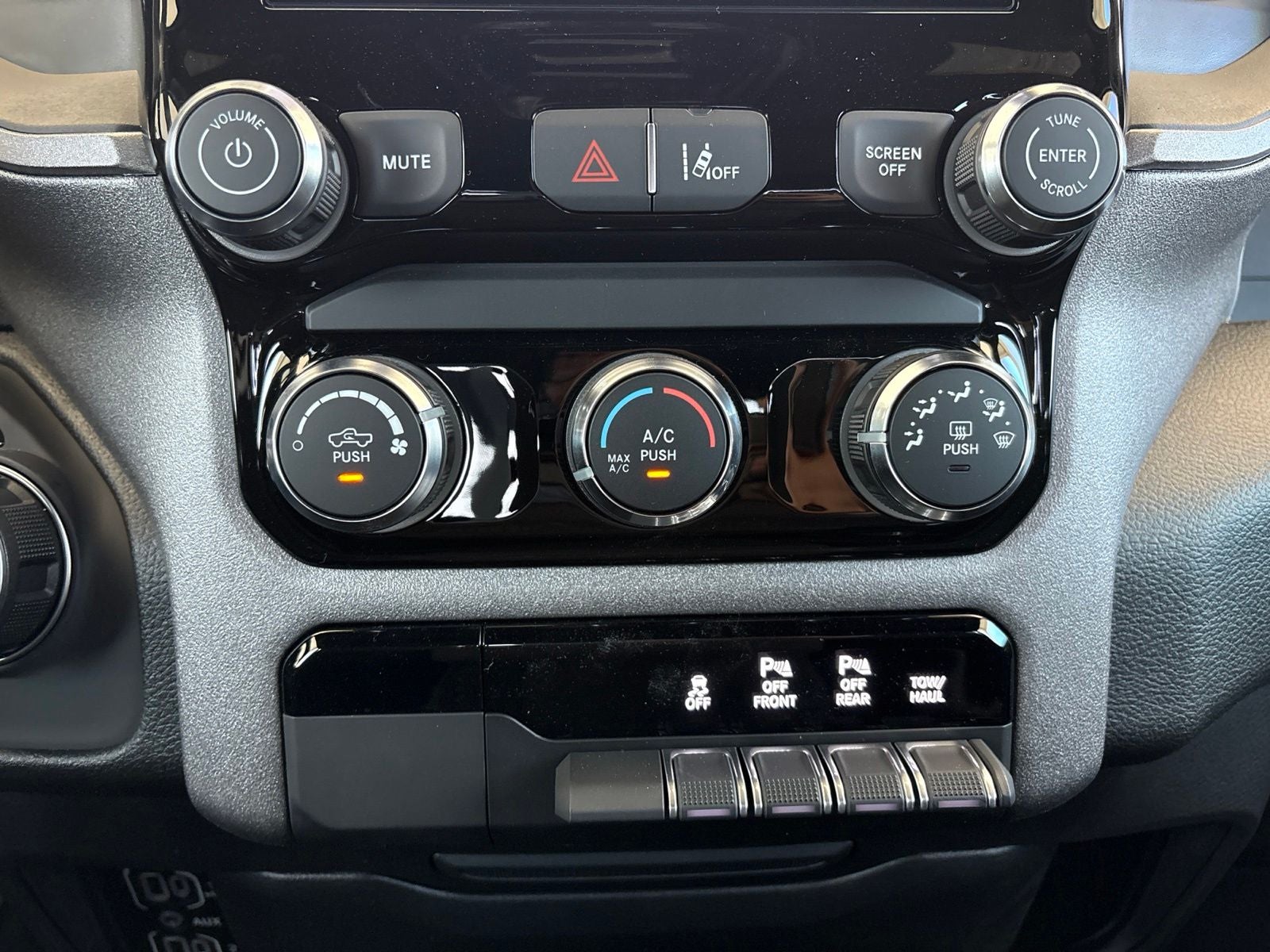 2026 RAM Ram 1500 RAM 1500 EXPRESS QUAD CAB 4X2 6'4' BOX