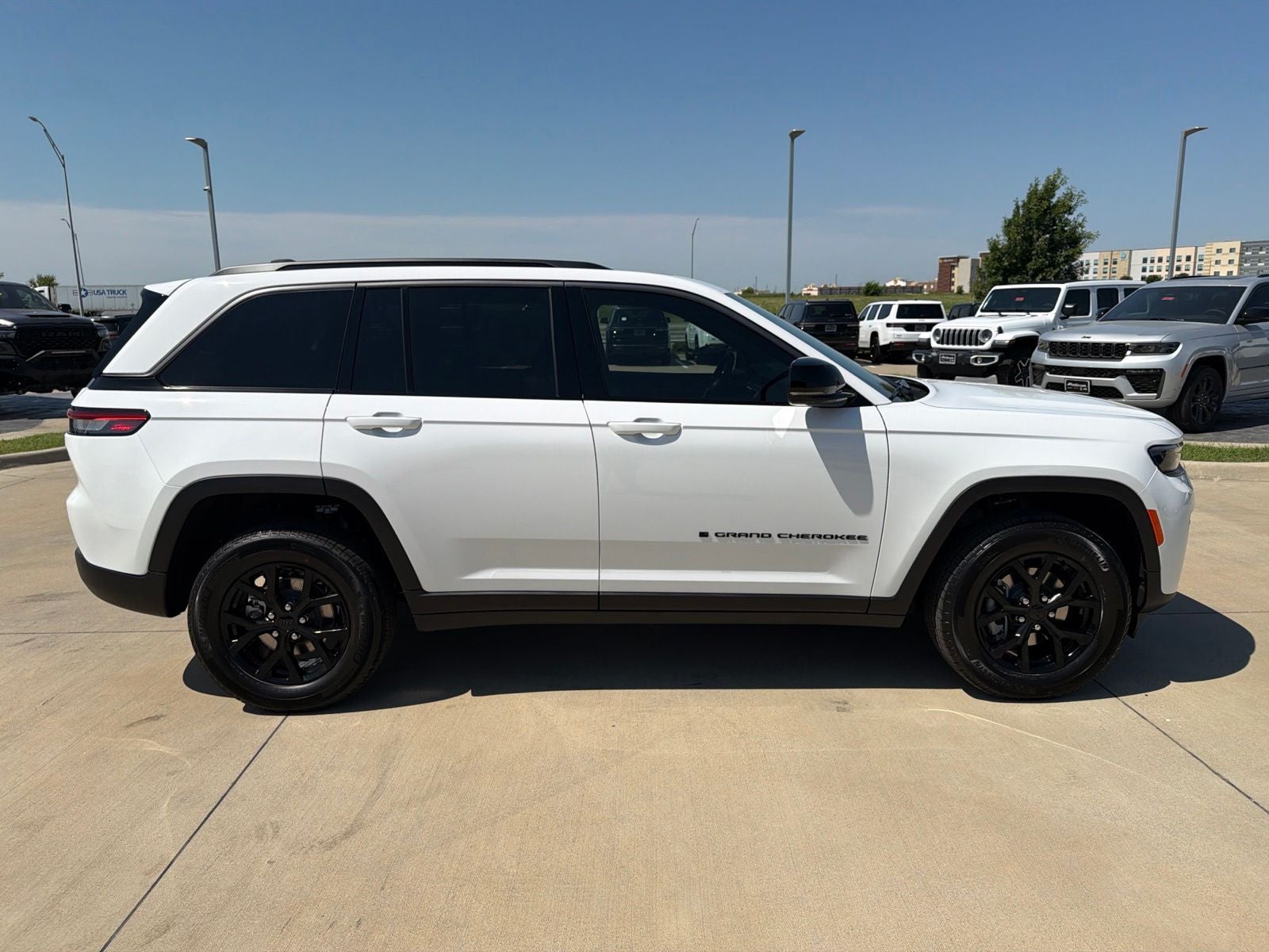 2026 Jeep Grand Cherokee GRAND CHEROKEE LAREDO ALTITUDE 4X4