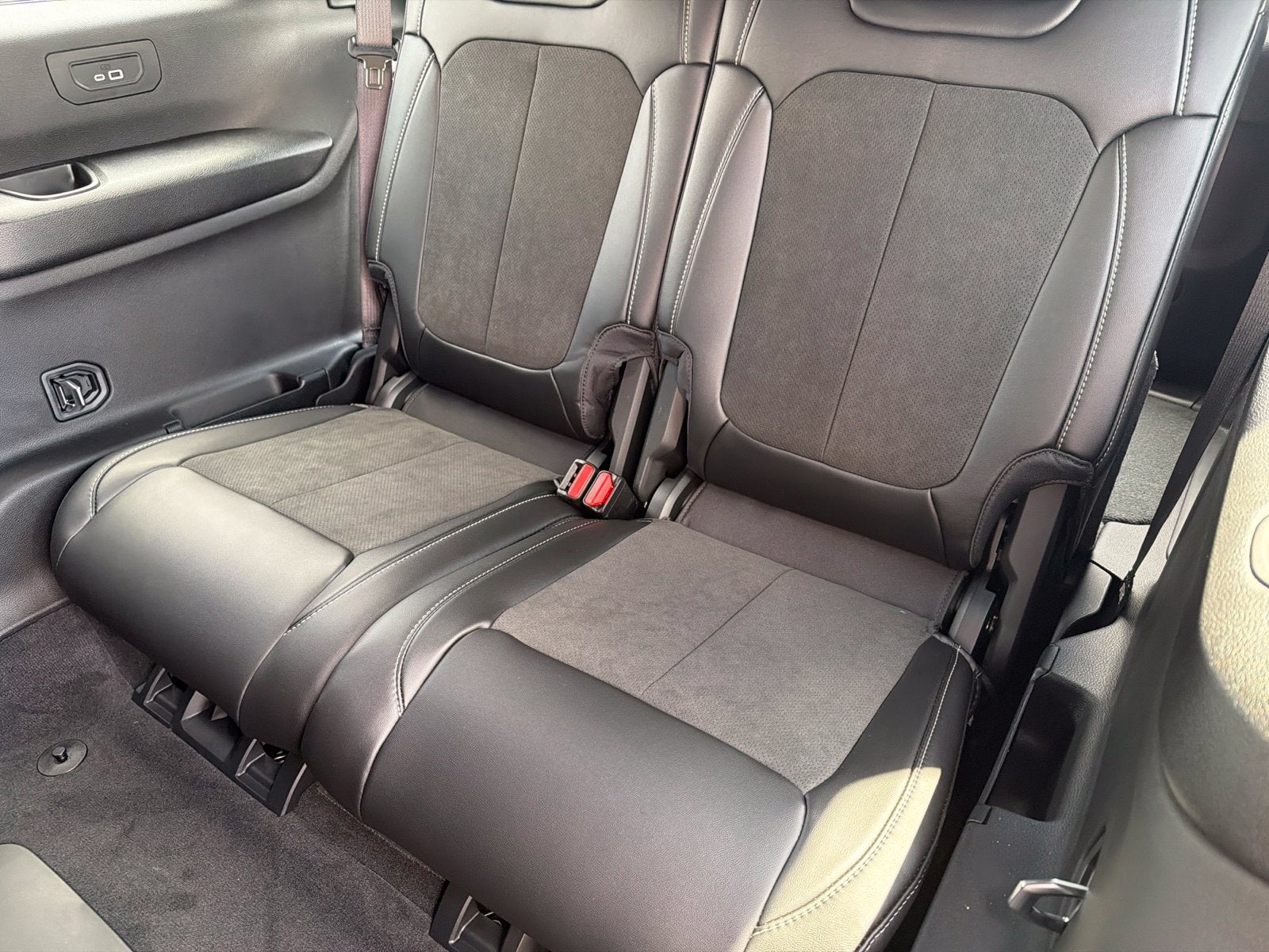 2027 Jeep Grand Cherokee L GRAND CHEROKEE L LAREDO ALTITUDE 4X2