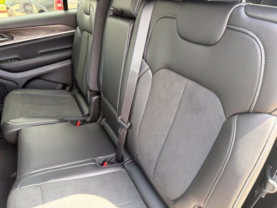 2027 Jeep Grand Cherokee L GRAND CHEROKEE L LAREDO ALTITUDE 4X2
