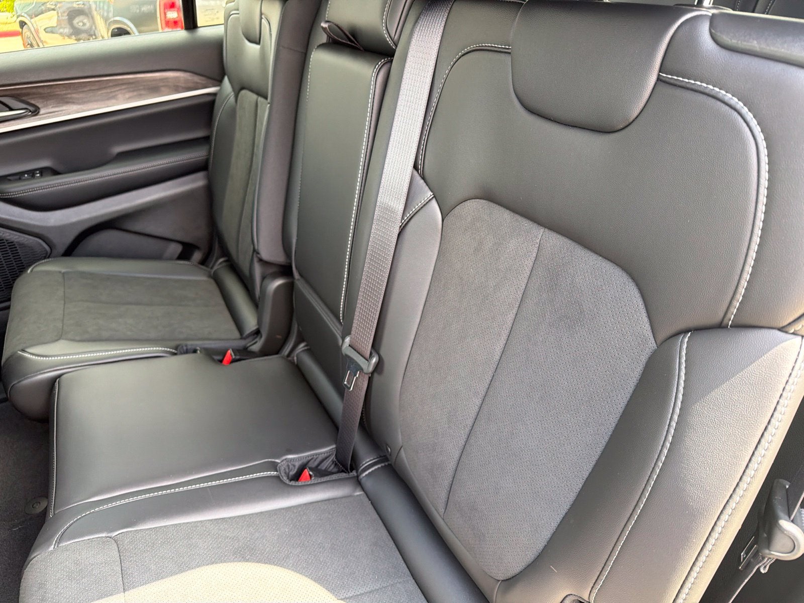 2027 Jeep Grand Cherokee L GRAND CHEROKEE L LAREDO ALTITUDE 4X2