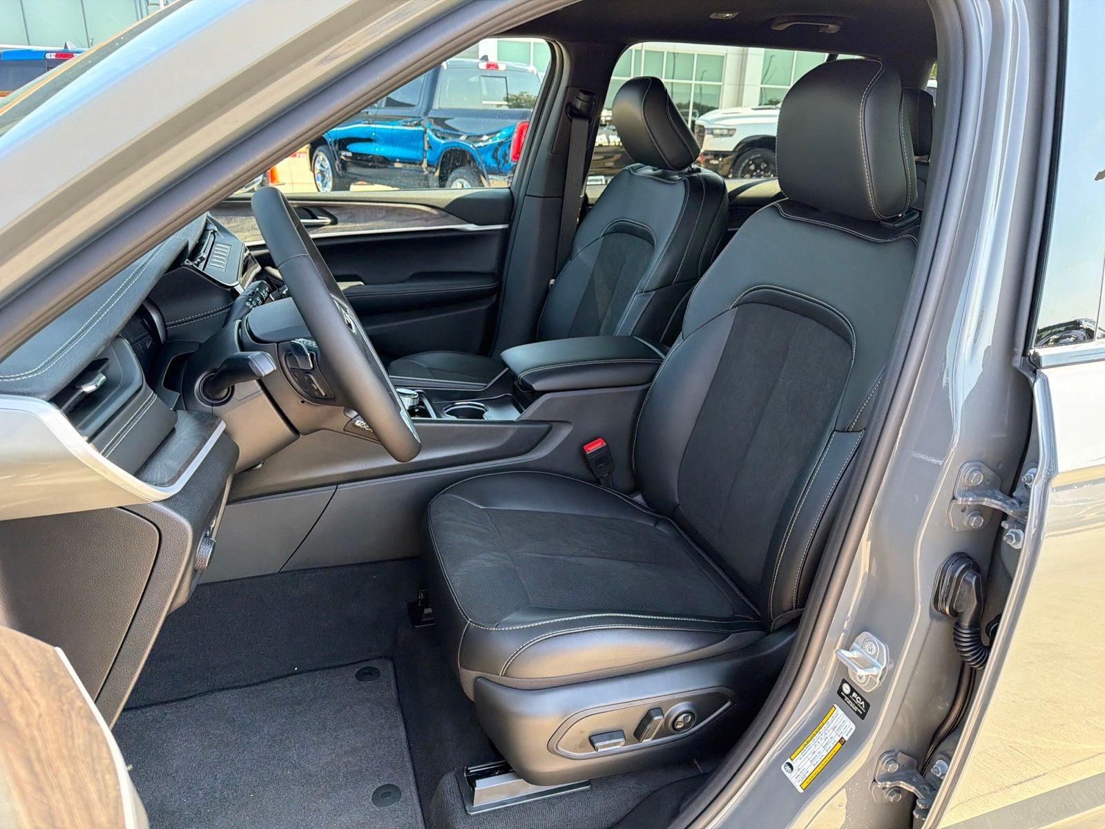 2027 Jeep Grand Cherokee L GRAND CHEROKEE L LAREDO ALTITUDE 4X2
