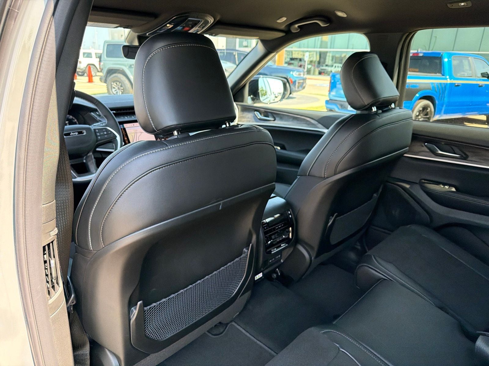 2027 Jeep Grand Cherokee L GRAND CHEROKEE L LAREDO ALTITUDE 4X2