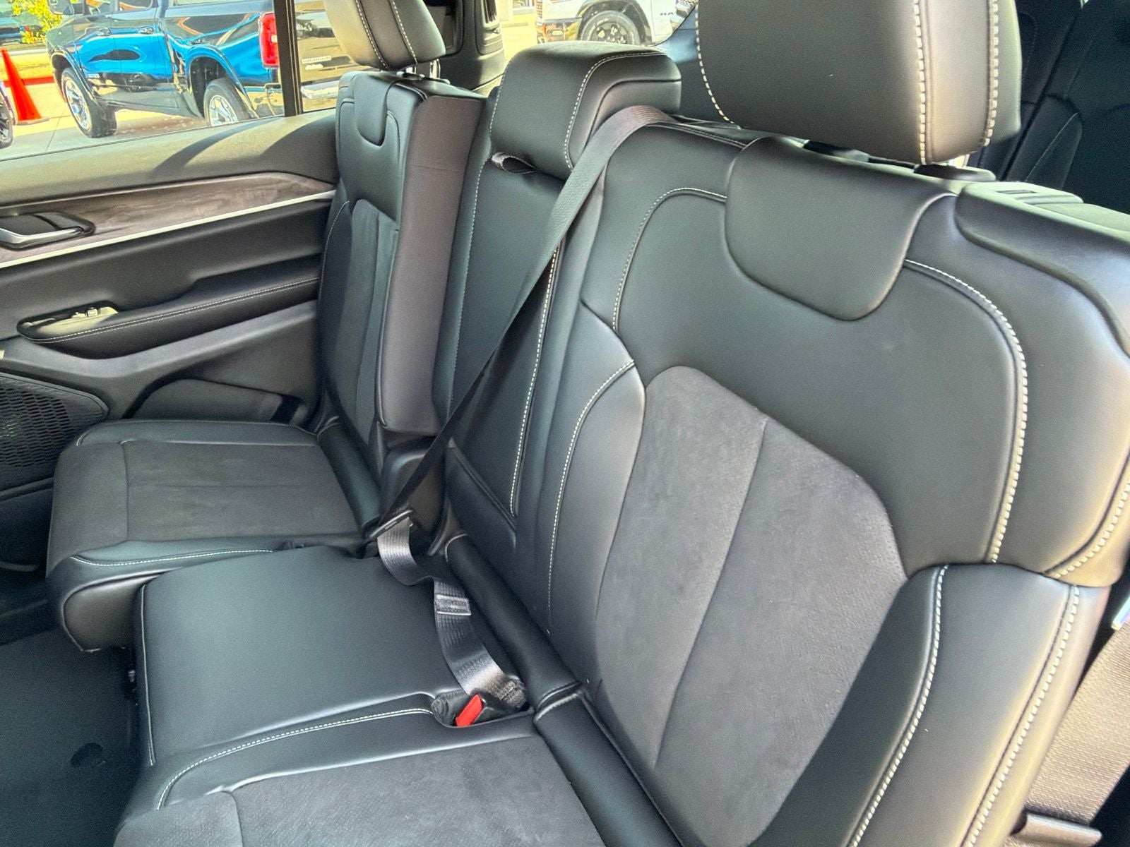 2027 Jeep Grand Cherokee L GRAND CHEROKEE L LAREDO ALTITUDE 4X2