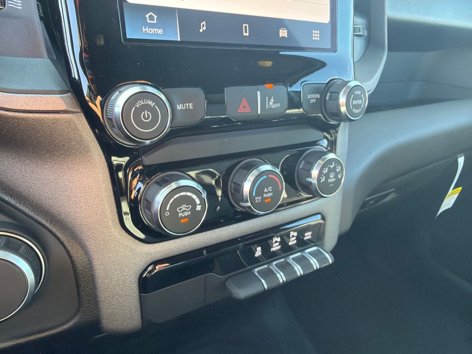 2026 RAM Ram 1500 RAM 1500 TRADESMAN QUAD CAB 4X2 6'4' BOX