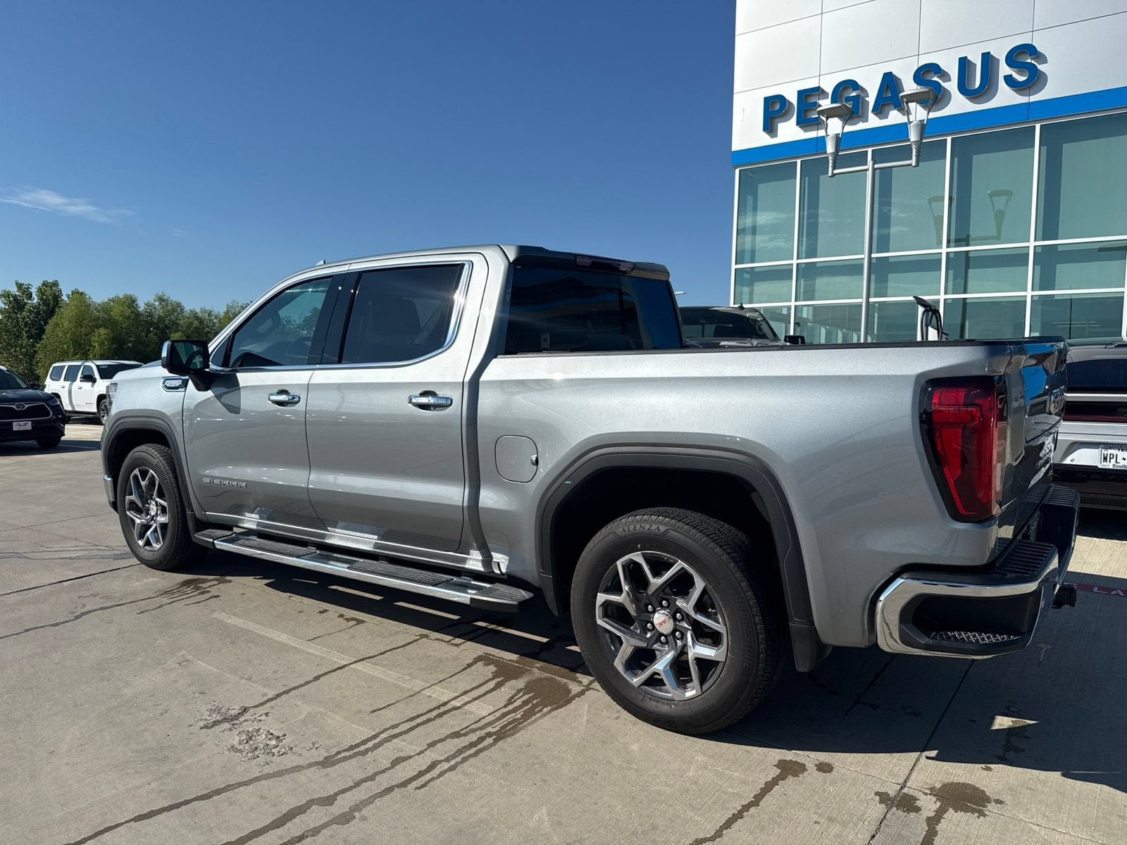 2025 GMC Sierra 1500 SLT